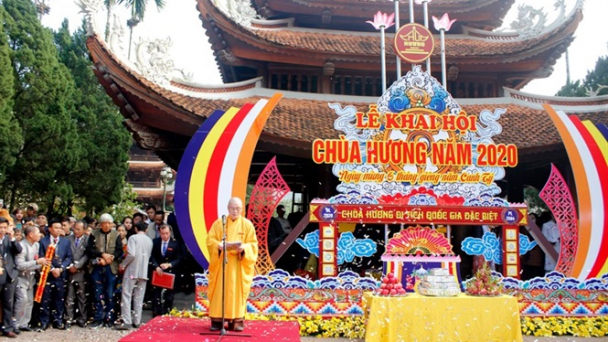 Hàng vạn du khách về dự lễ khai hội chùa Hương