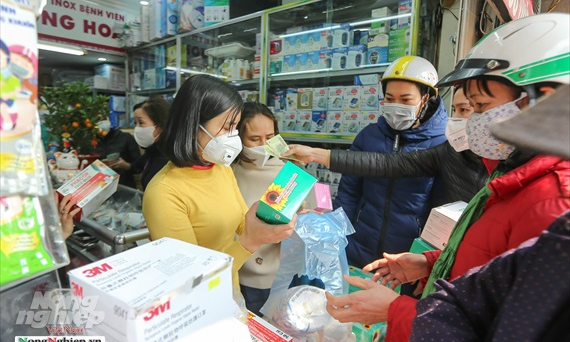 Người dân đổ xô đi mua khẩu trang, nước rửa tay dù giá cao gấp 4-5 lần