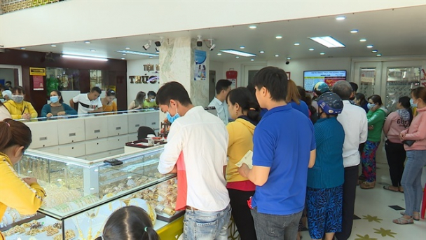 Tiệm vàng, quán cá lóc nướng tấp nập người mua trong ngày vía Thần Tài