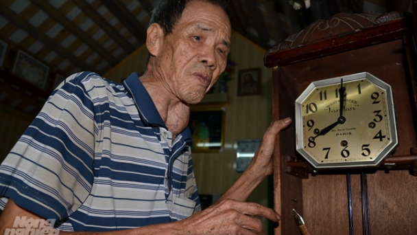 Người có tài nghe âm thanh bằng... tay