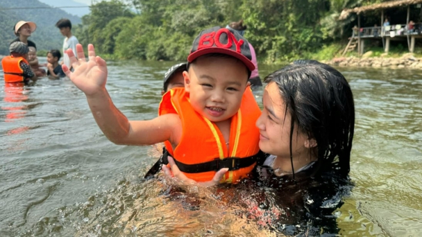 Lên rừng 'đổi gió' tắm suối giải nhiệt
