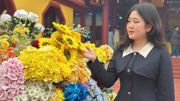 Hàng trăm người đổ về chùa Phổ Độ sáng mùng 1 Tết