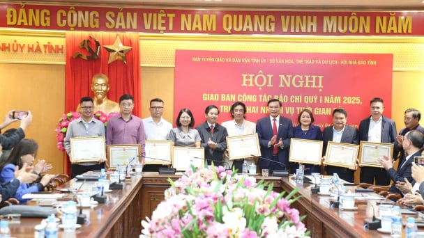 Chủ tịch tỉnh Hà Tĩnh tặng bằng khen cho phóng viên Báo Nông nghiệp Việt Nam