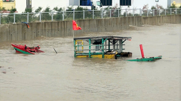 Tàu cá bị bão số 10 đánh chìm