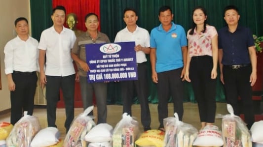 Mang yêu thương đến với bà con vùng lũ Sơn La
