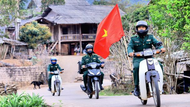Tiếng loa biên phòng đưa thông tin bầu cử đến bản làng biên giới