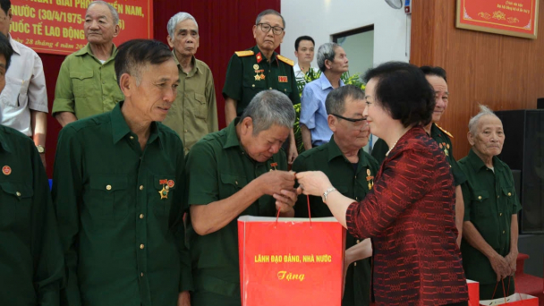 Phó Thủ tướng Phạm Thị Thanh Trà thăm, tặng quà tại tỉnh Lào Cai
