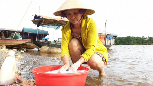 Nước sông La nhuốm màu đỏ, hàng nghìn hộ dân bất an, kêu cứu