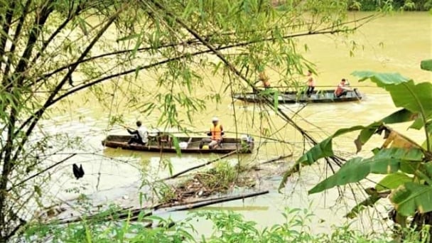 1 người chở thớt nghiến nhảy sông mất tích