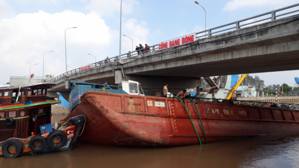 Một chiếc sà lan bị chìm tại cống ngăn triều chống ngập