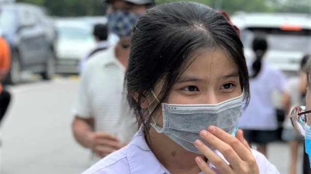 Ngày đầu tiên thi vào lớp 10: Nỗi lo lắng của các bậc phụ huynh