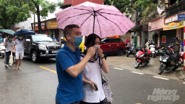 Kì thi vào lớp 10 THPT: Sĩ tử thoải mái, phụ huynh thở phào
