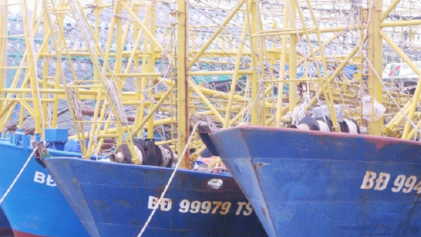 Tàu cá la liệt nằm bờ