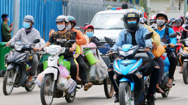 Tháo chạy về quê: Mong an toàn trong lo âu