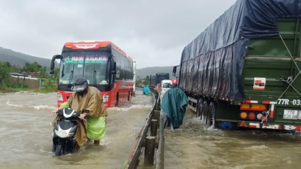 Ngập úng, sạt lở nặng ở Thừa Thiên - Huế