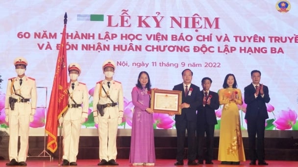 Học viện Báo chí và Tuyên truyền đón nhận Huân chương Độc lập hạng Ba