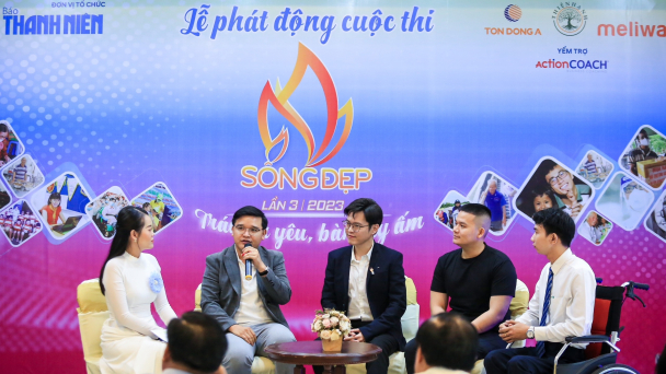 Trái tim yêu bàn tay ấm giúp nhau sống đẹp giữa cuộc đời