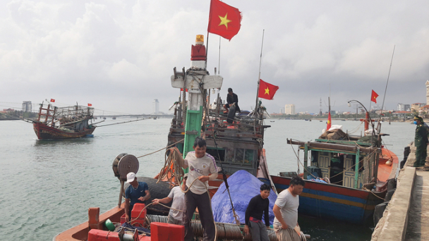 'Lận đận' tàu hậu cần nghề cá