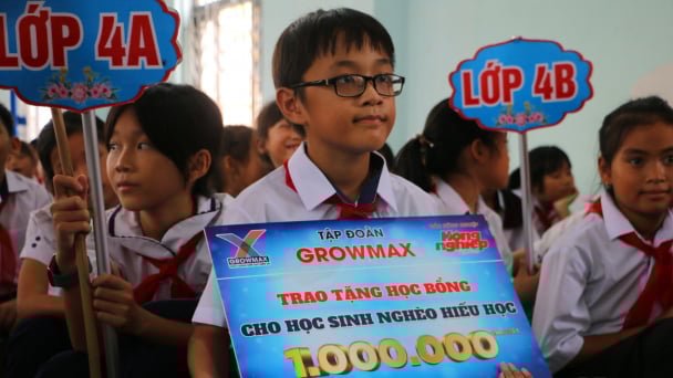 Học sinh vùng bãi ngang xúc động nhận quà từ GrowMax trong ngày khai giảng