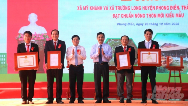 Phong Điền công bố các xã nông thôn mới kiểu mẫu đầu tiên