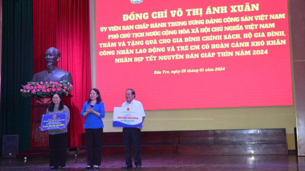 Phó Chủ tịch nước thăm, tặng quà Tết tại tỉnh Bến Tre