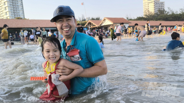 Du khách đổ dồn về Vũng Tàu