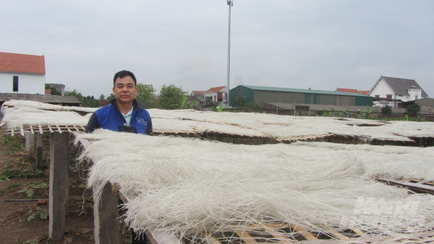 Anh nông dân tạo dây chuyền làm miến dong trong mọi thời tiết