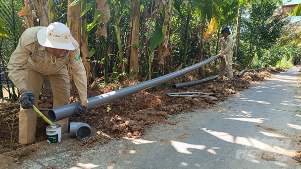 Kéo đường ống 1.500m dẫn nước sạch về vùng hạn mặn