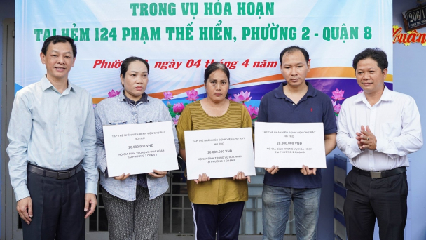 Bệnh viện Chợ Rẫy hỗ trợ 250 triệu đồng cho 9 hộ dân vụ cháy