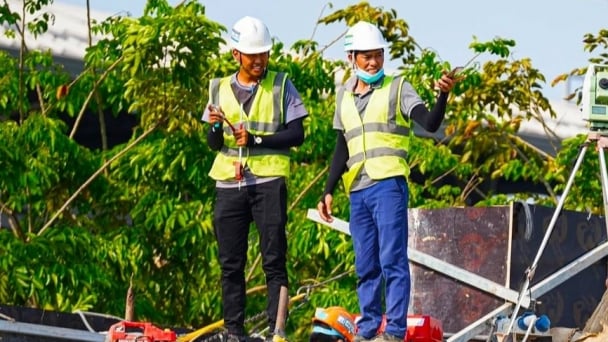 Người lao động vật vã với nắng nóng 40 độ C