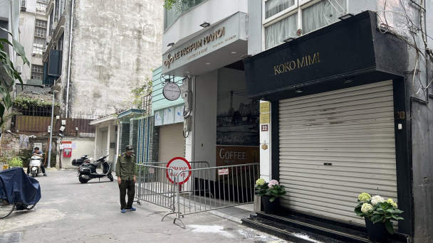 Sập mái kính nhà 7 tầng ở Hà Nội, 2 người tử vong