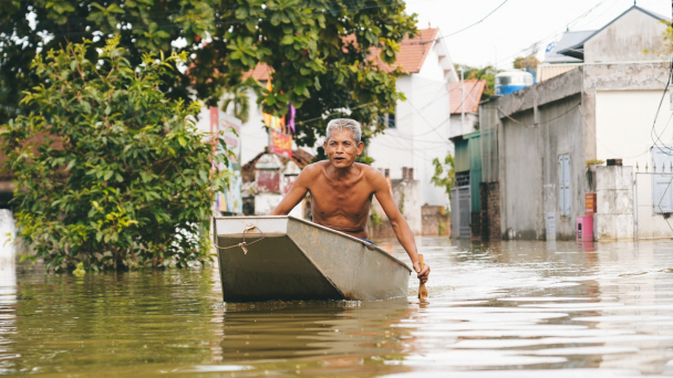Một thôn ở Hà Nội ngập sâu suốt cả tuần, dân phải di chuyển bằng thuyền