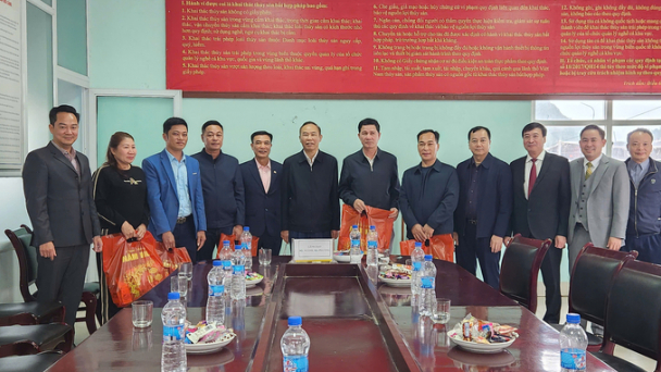 Thứ trưởng Phùng Đức Tiến động viên ngư dân Quảng Ninh