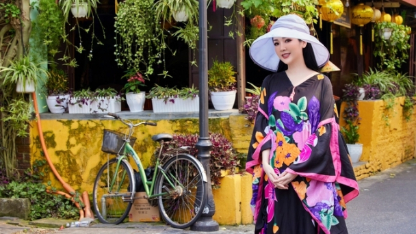 Hoa hậu Giáng My trở lại phố cổ trước khi Hội An tăng cường thu phí