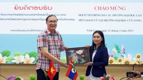 Trường Đại học Cửu Long gặp gỡ đội tuyển bóng đá sinh viên Lào