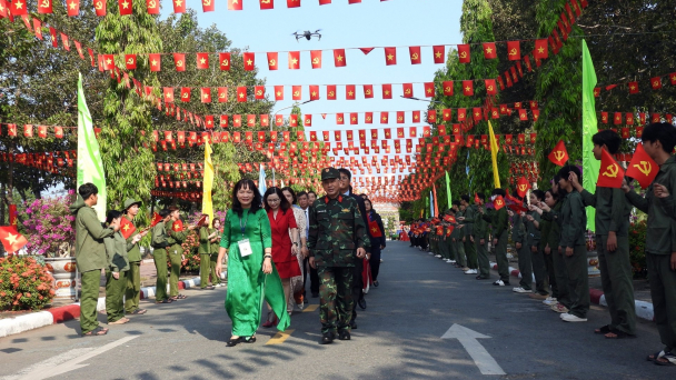 Trường Đại học Cửu Long khánh thành ‘Đường cờ chiến thắng’