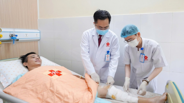 Tái sinh bàn chân cho một thầy giáo bị tai nạn giao thông