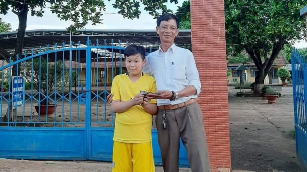 Nhặt được cọc tiền 50 triệu, cậu bé 11 tuổi mang trả lại người mất