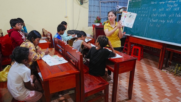 'Gieo chữ' ở vùng biên [Bài 3]: Lớp học đặc biệt giữa vườn cao su