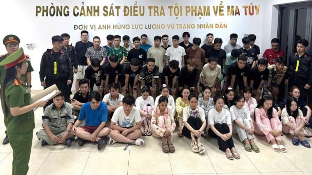 Cảnh sát đột kích quán bar Revo, phát hiện nhiều người phê ma túy