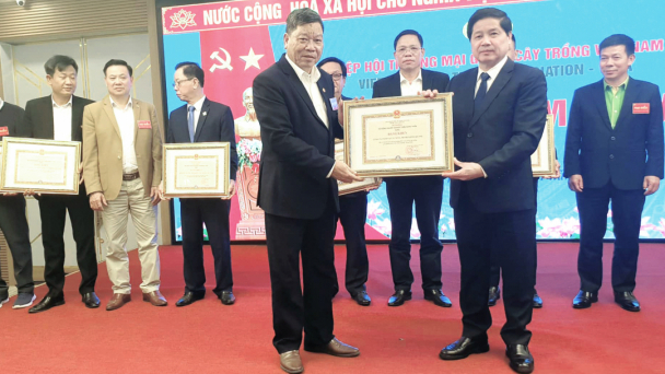 Bộ trưởng Bộ NN-PTNT tặng Bằng khen cho nhiều thành viên VSTA