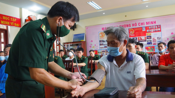 Tiếp nhận 13 thuyền viên trên tàu cá bị cháy
