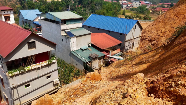 Hàng trăm nghìn m3 đất đá chực đổ ập xuống những nóc nhà