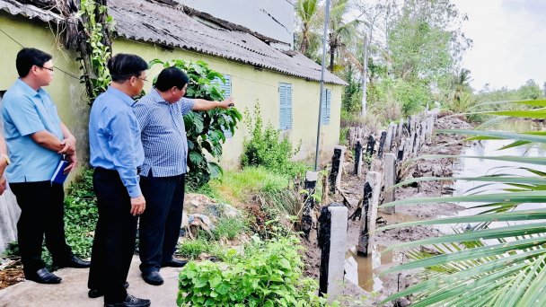 Đưa người dân ra khỏi khu sạt lở kênh xáng Bạc Liêu - Cà Mau