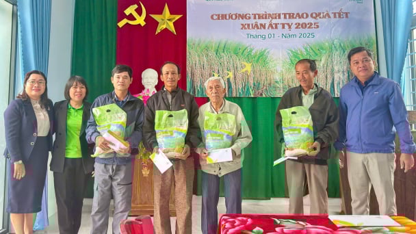 ThaiBinh Seed trao 100 suất quà Tết cho người nghèo
