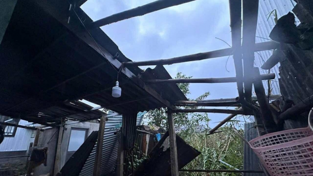 Lốc xoáy xuất hiện ở Huế do bão số 10, hàng chục nhà dân tốc mái