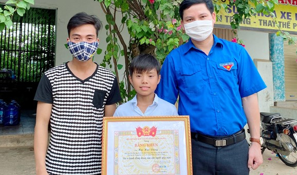 Bé trai 12 tuổi cứu nam thanh niên 22 tuổi khỏi đuối nước