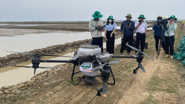 Quảng Bình lần đầu ứng dụng gieo sạ bằng thiết bị bay không người lái