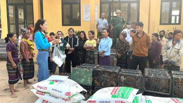 Hỗ trợ giống gà cỏ lai cho phụ nữ khu vực biên giới