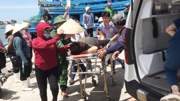Cấp cứu kịp thời ngư dân bị tai biến khi đang đánh cá trên biển
